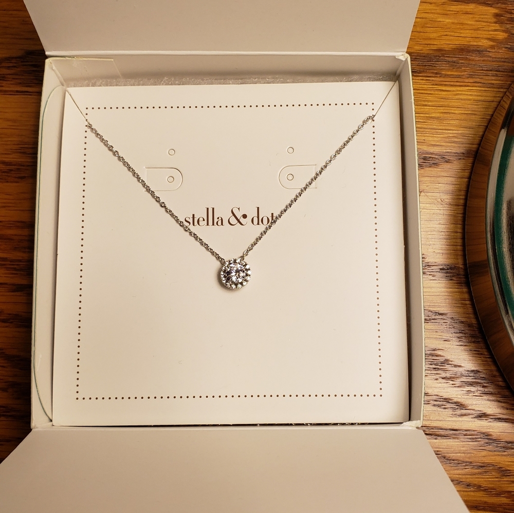 Stella and Dot Dutchess Pendant necklace